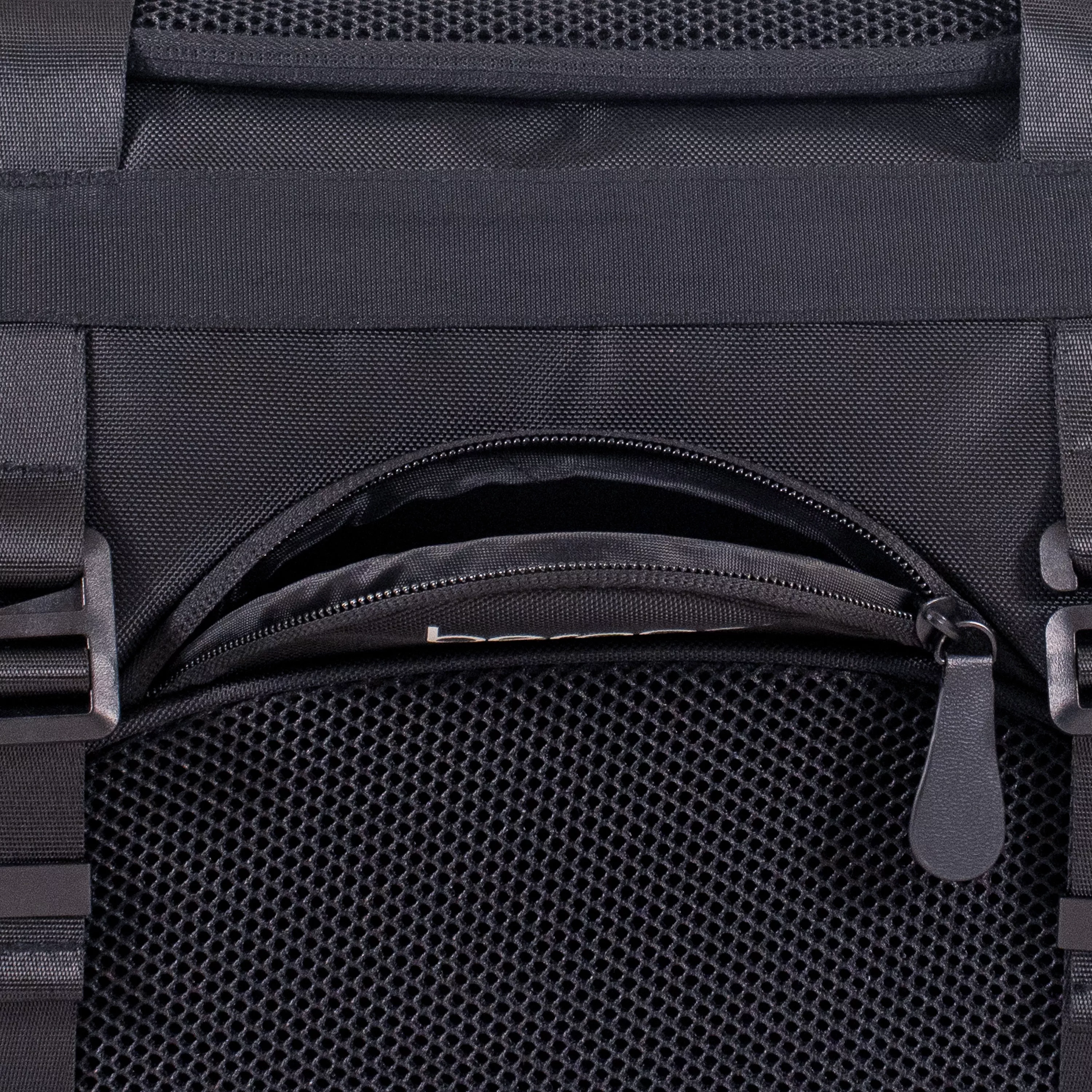 Close‑up of the top handle and mesh ventilation panel on the pet carrier, showing the zipper pull and fabric texture.